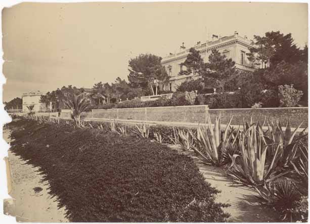 [Villa des Dunes à Cannes vue prise du sud depuis le bord de mer.], vers 1930.