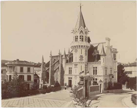 [Vue partielle de l'ensemble Roccamare prise de l'est.] Début du 20e siècle. La villa Gothique et, à gauche, sa fabrique de jardin. ; [Vue partielle de l'ensemble Roccamare prise de l'est.] Début du 20e siècle. A gauche, la Petite Roccamare, à droite la villa Gothique et sa fabrique en forme d'église. Au premier plan, la cour pavée et le portail d'entrée.