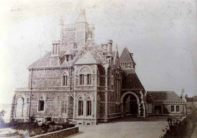 [Château Scott à Cannes. Vue d'ensemble prise de l'est, de l'arrivée de l'avenue.], vers 1873.
