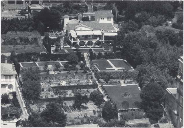 [Villa Cardolina. Vue aérienne de l'ensemble du jardin prise du sud-ouest.], vers 1930.