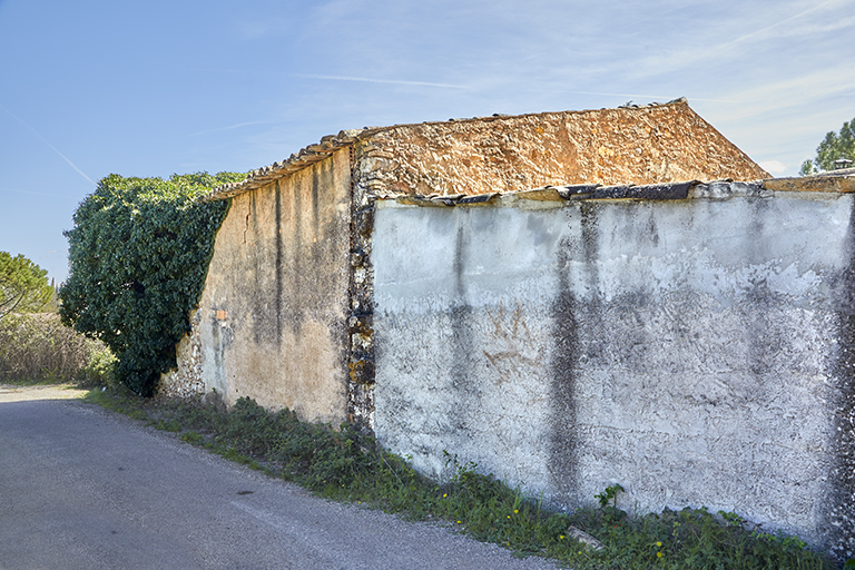 Bâtiment agricole au nord-ouest de la maison de maître, depuis la route (état en 2022).