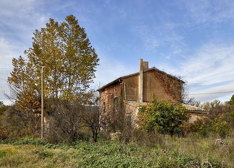 Vue de situation du bâtiment principal avec son bâtiment en appentis accolé, depuis l'est (état en 2022).