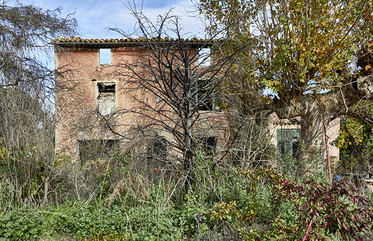 Le bâtiment principal, avec l'élévation principale orientée au sud (état en 2022).