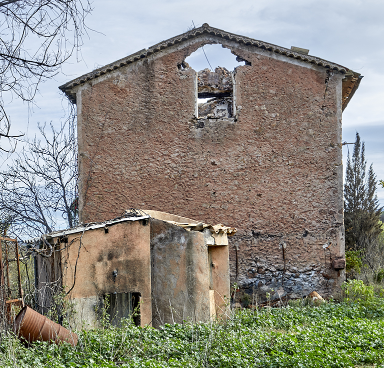 Le bâtiment principal et son mur-pignon ouest (état en 2022).