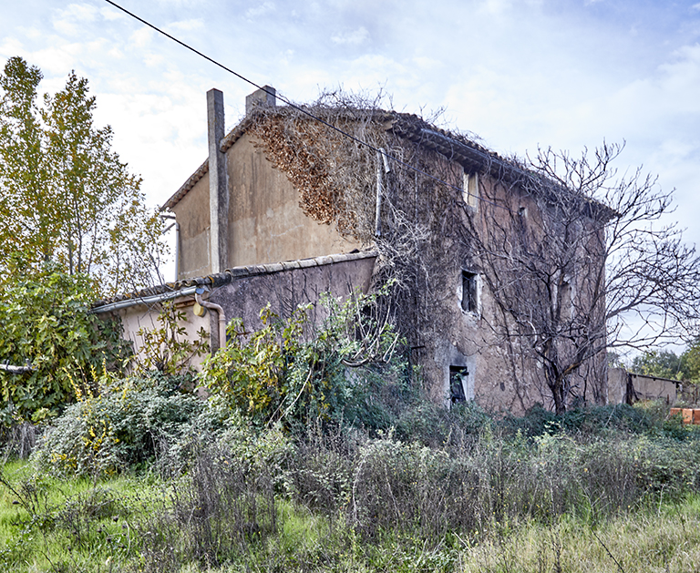 Le bâtiment principal avec son bâtiment en appentis accolé, depuis le nord-est (état en 2022).
