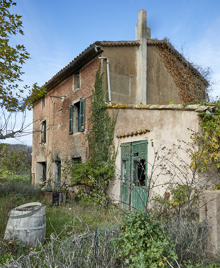 Le bâtiment principal avec son bâtiment en appentis accolé, depuis l'est, avec l'élévation principale orientée au sud (état en 2022).