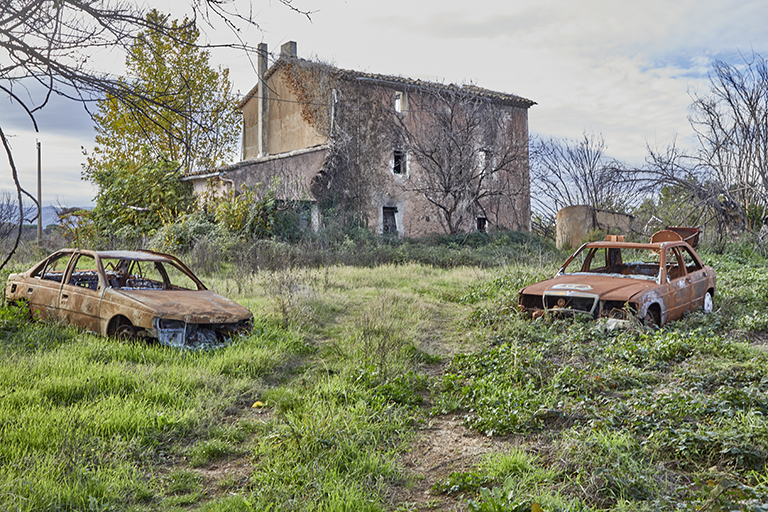 Vue de situation du bâtiment principal avec son bâtiment en appentis accolé, depuis le nord-est (état en 2022).