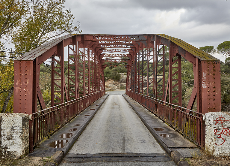 Pont métallique franchissant l'Aille. La superstructure métallique soutient le tablier asphalté à voie unique. Vue depuis la rive est (état en 2022).