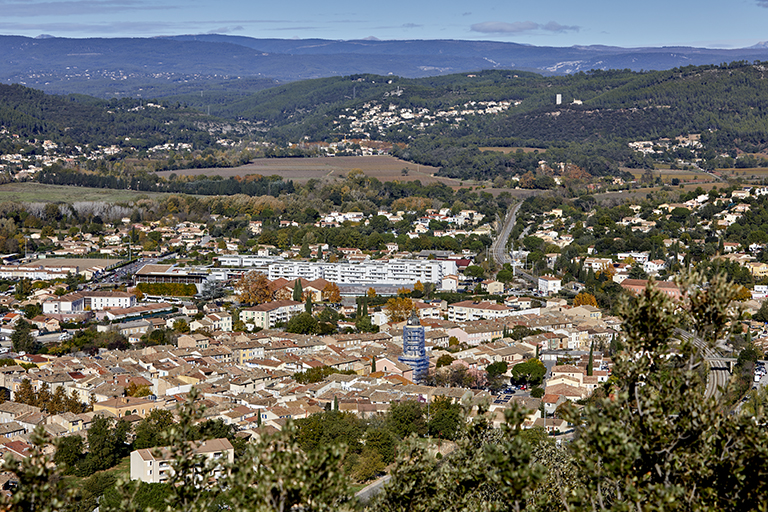 Vue du nord de l'agglomération de Vidauban (avec le centre-ville) et la campagne environnante, depuis la chapelle Sainte-Brigitte. La ligne de chemin de fer de Paris à Vintimille sinue à droite (état en 2022). 
