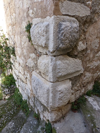 Angle sud-est, premier niveau. Chaîne d'angle en pierre de taille à bossage harpée en remploi. 