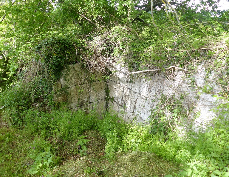 Ancien réservoir. Angle sud-ouest, détail du parement intérieur en pierres de taille calcaire.