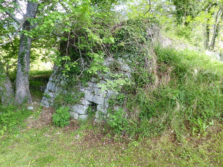 Ancien réservoir. Angle sud-ouest, détail du parement extérieur avec une vanne d'écoulement en partie basse.