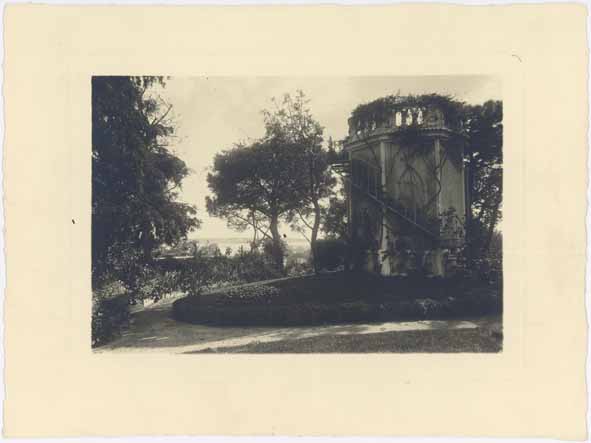 [Villa du Rocher à Cannes. La fabrique de jardin en forme de tour octogonale.], [vers 1930 ?]