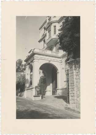 [Le porche d'entrée de la villa Kazbeck sur l'avenue.], vers 1950 ?