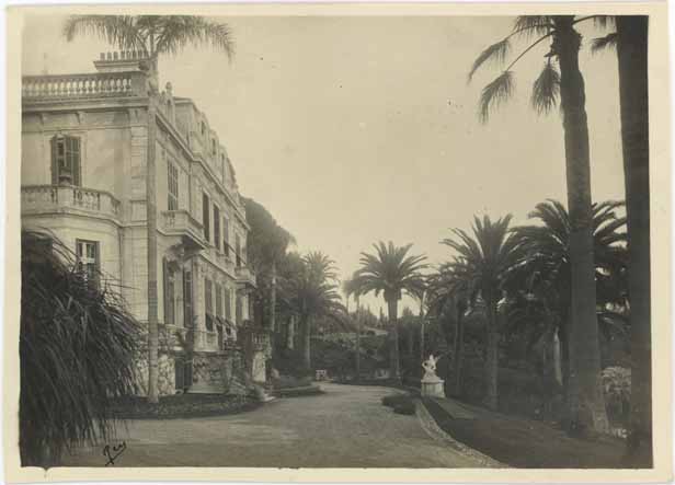 [Villa Sémiramis à Cannes. Vue de la façade sud avec le parc.], vers 1920.
