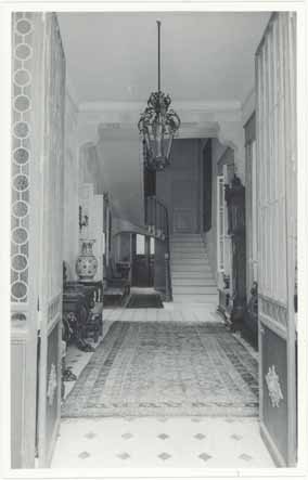 [Villa Alabama. Le vestibule et l'escalier vus depuis la porte d'entrée.], vers 1930.