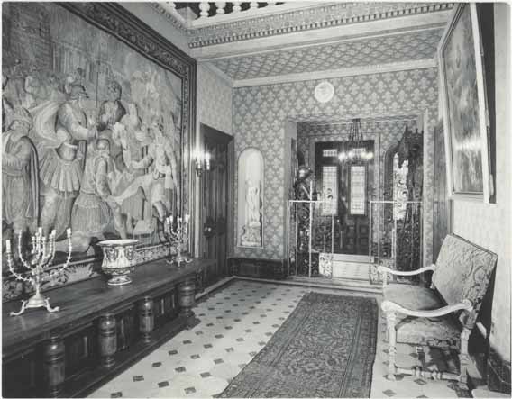 [Château Louis XIII à Cannes. Le hall à l'anglaise. Vue prise vers la porte d'entrée.], [vers 1930].