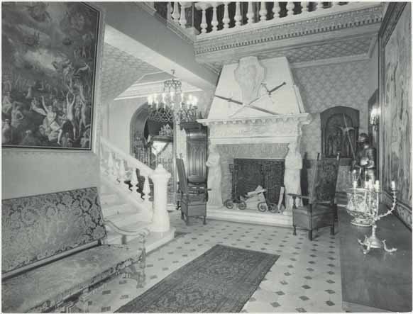 [Château Louis XIII à Cannes. Le hall à l'anglaise, vue prise vers la cheminée.], [vers 1930].