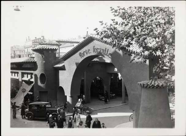 [Cannes. Le marché Forville. La porte Forville, vue rapprochée un jour de marché.], 1935.