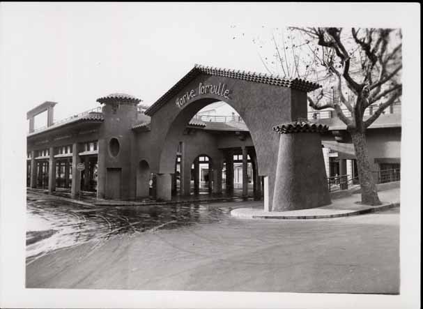 [Cannes. Le marché Forville. La porte Forville.], 1935.