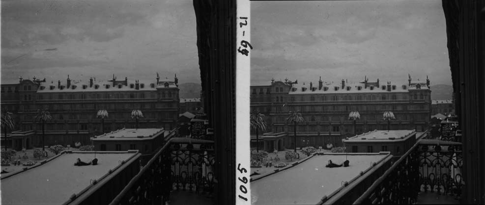 [La façade (partie orientale) de l'hôtel Gray et d'Albion sous la neige.], 1927-1928.