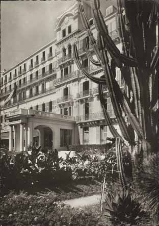 [L'hôtel Gray et d'Albion à Cannes. Façade sur le jardin, travée centrale et porche.], sd.