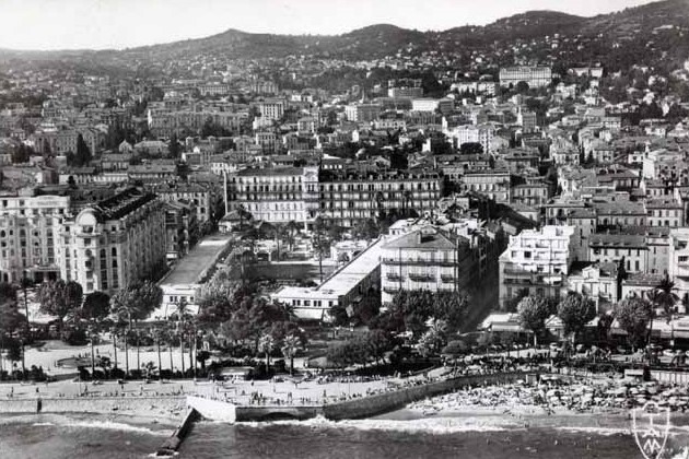 [Vue aérienne de l'hôtel Gray et d'Albion et des Galeries Fleuries.], [années 1950]. A gauche, l'hôtel Majestic.