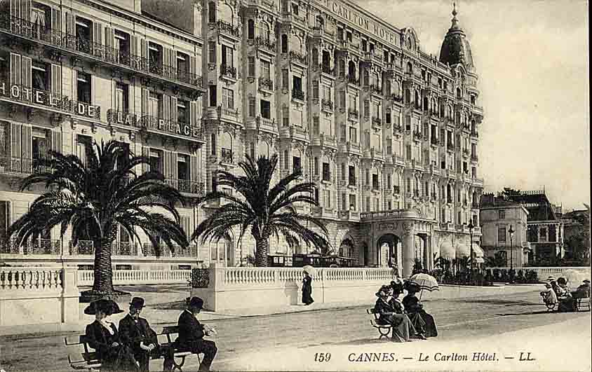 Cannes. - Le Carlton Hôtel. [Première tranche du Carlton et vue partielle de la façade de l'hôtel de la Plage avant sa démolition.], [vers 1910-1915].