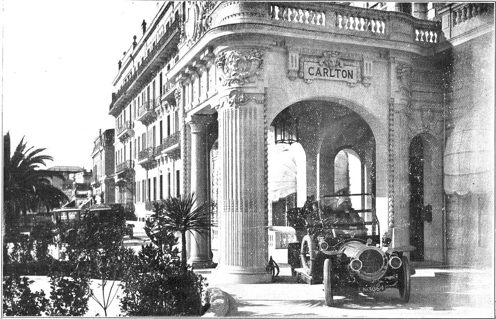 Hôtel Carlton, à Cannes. - Façade principale : Entrée. - Architecte : M. Ch. Dalmas, 1912.