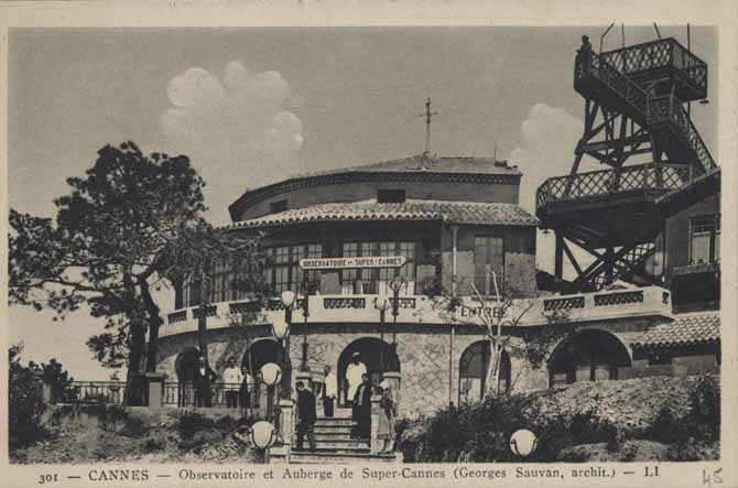 Cannes - Observatoire et auberge de Super-Cannes (Georges Sauvan, archit.), [vers 1945-1950]. Le titre de la carte postale ne mentionne que l'architecte de la tour d'observation et pas celui de l'auberge.