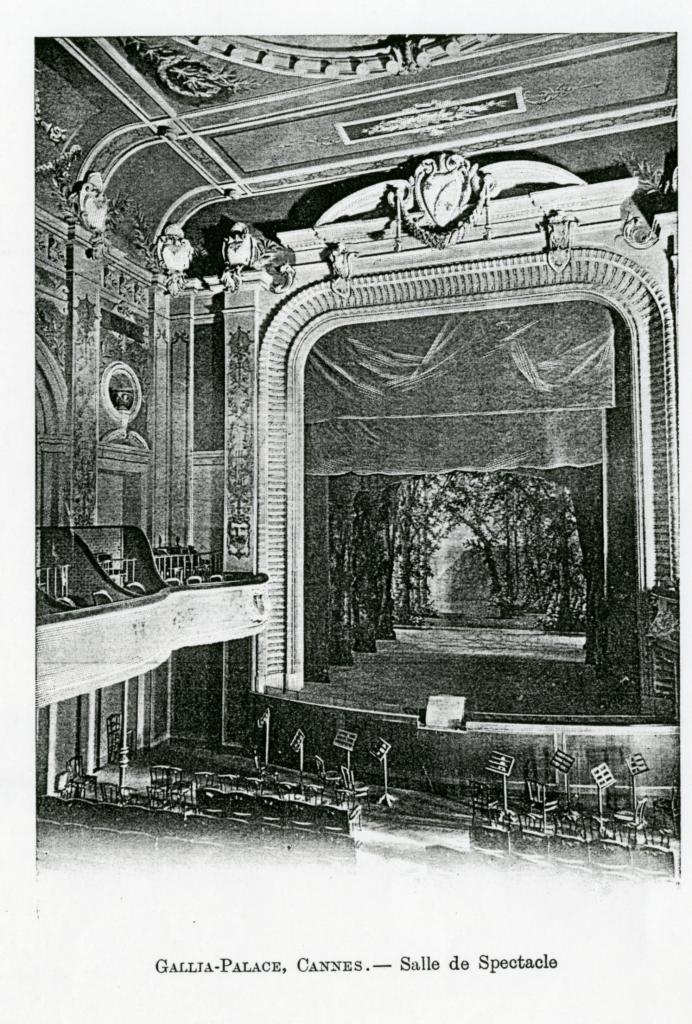 Gallia-Palace, Cannes. - Salle de spectacle, [vers 1901]. Photographie ayant très probablement servi de modèle au dessin reproduit dans l'article sur l'hôtel Gallia paru dans Monographies de Bâtiments Modernes n° 161.