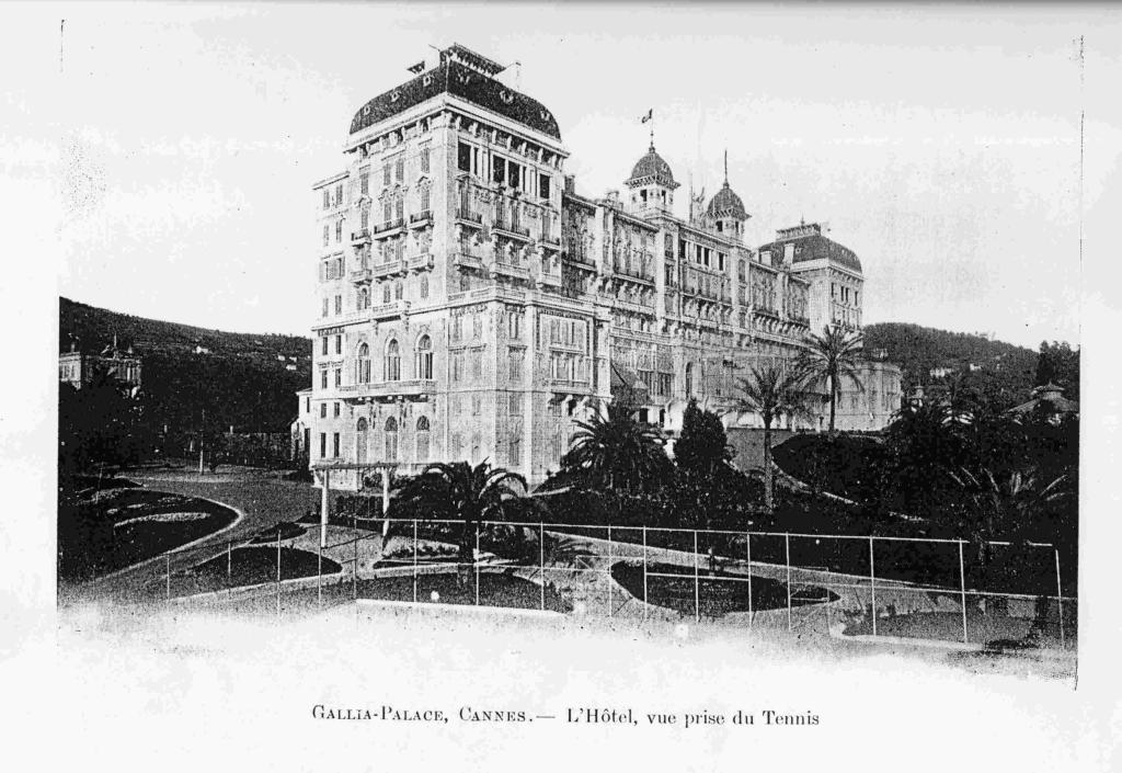 Gallia-Palace. Cannes. - L'Hôtel, vue prise du tennis, [vers 1905].