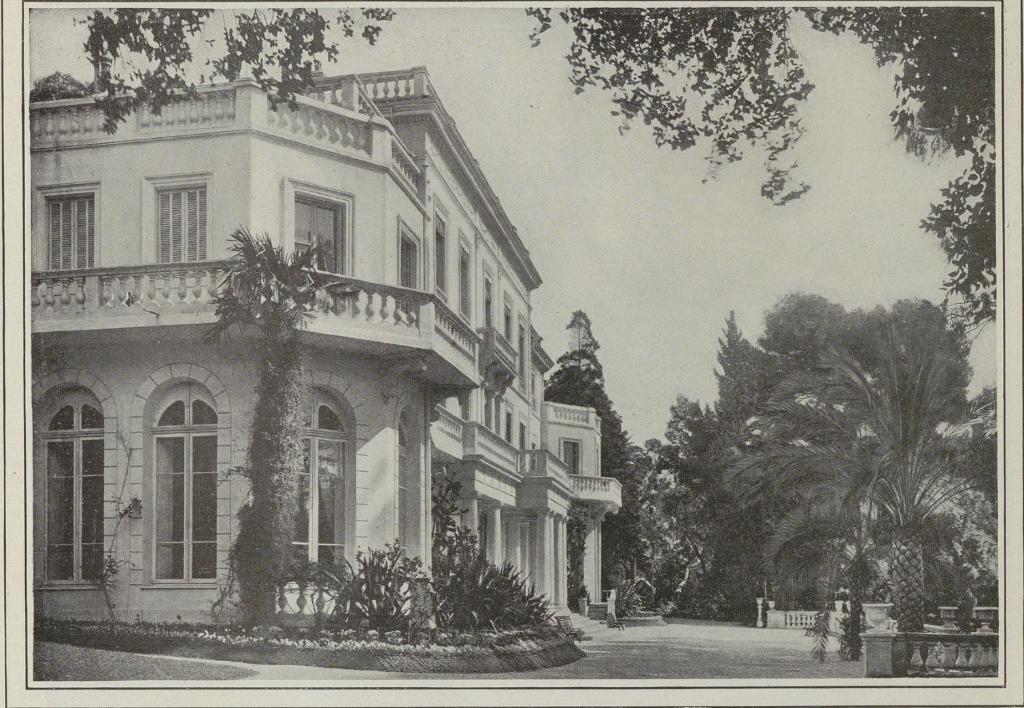 L'ensemble de la façade sud et du terre-plein de la villa [...], [vers 1910].