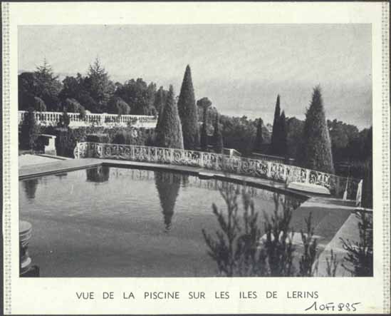 [Villa Rêve d'Or à Cannes.] Vue de la piscine sur les îles de Lérins, [1947]. Avant agrandissement de la plage pour loger les vestiaires.