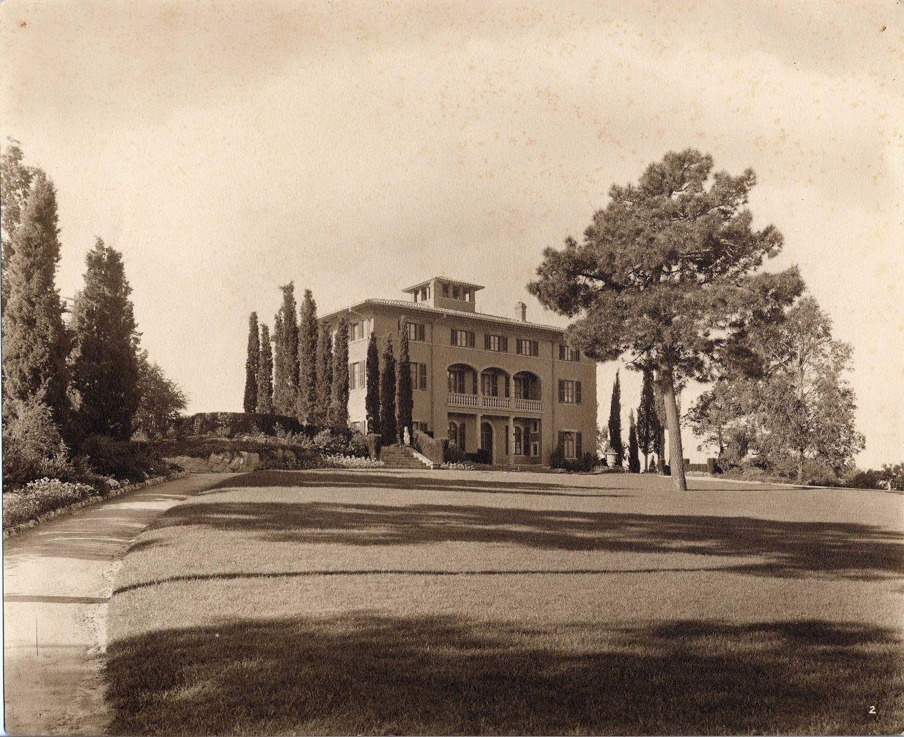 [Château de la Croix des Gardes à Cannes. Vue d'ensemble de l'élévation nord avec parterre de gazon au premier plan.], [années 1940 ?].