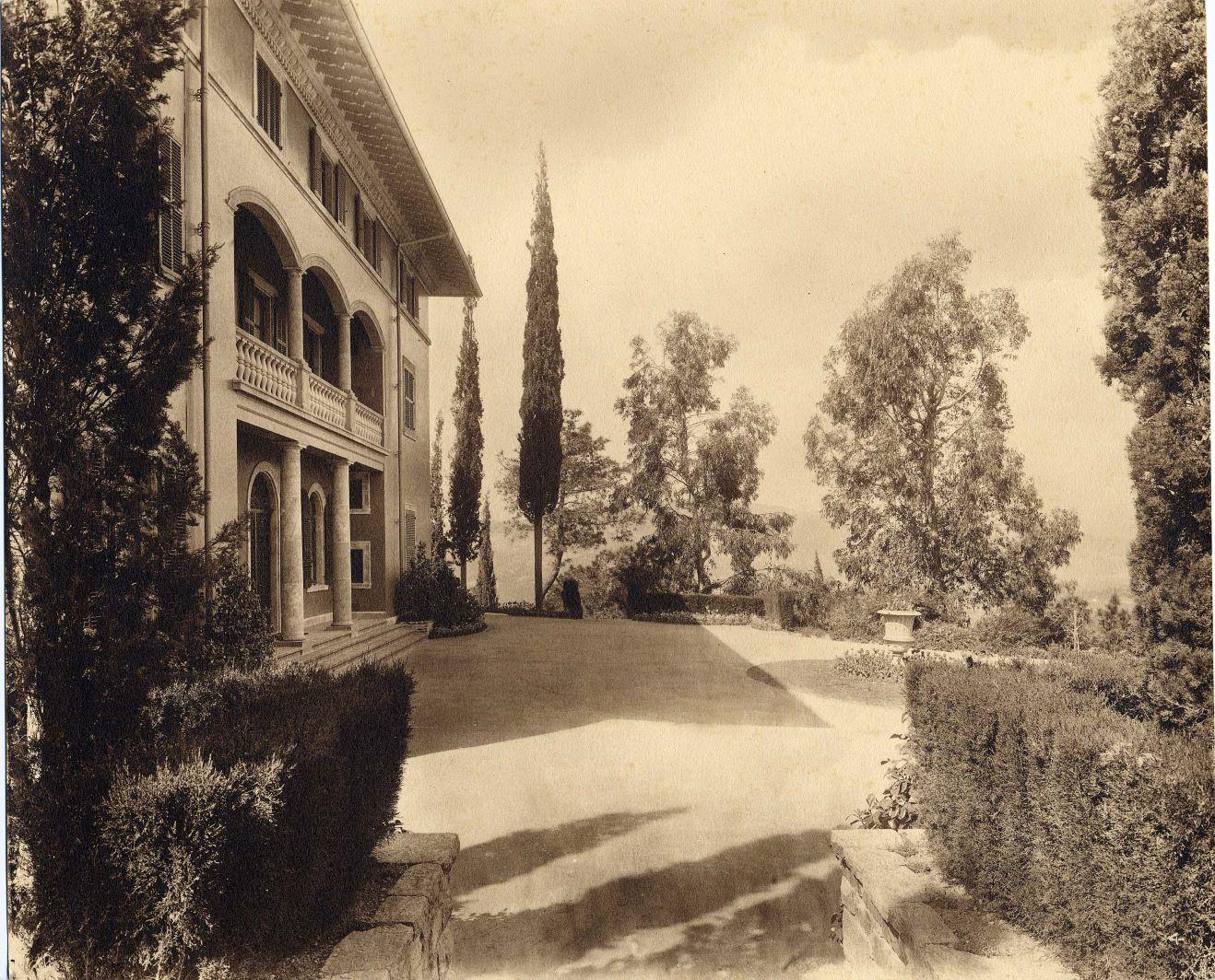 [Château de la Croix des Gardes à Cannes. Vue partielle de l'élévation nord montrant la loggia centrale au premier étage.], [années 1940 ?].