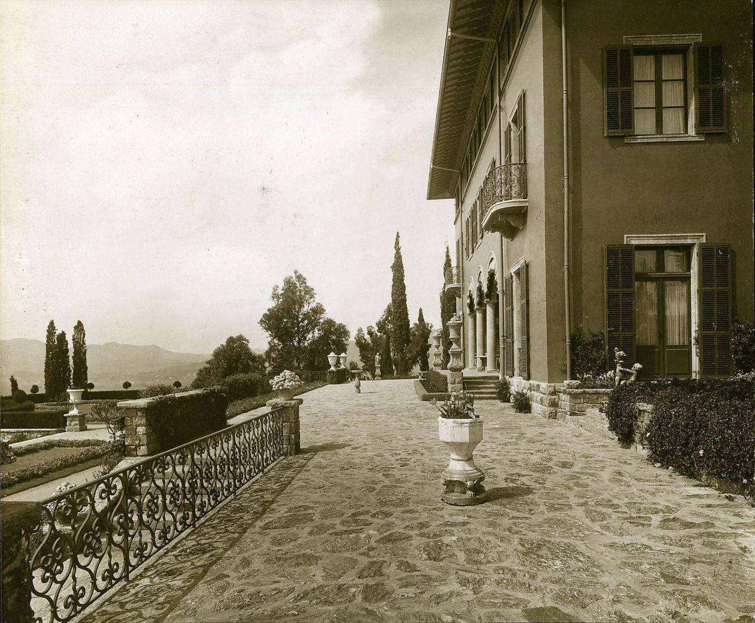 [Château de la Croix des Gardes à Cannes. La terrasse devant l'élévation sud.], [années 1940 ?].