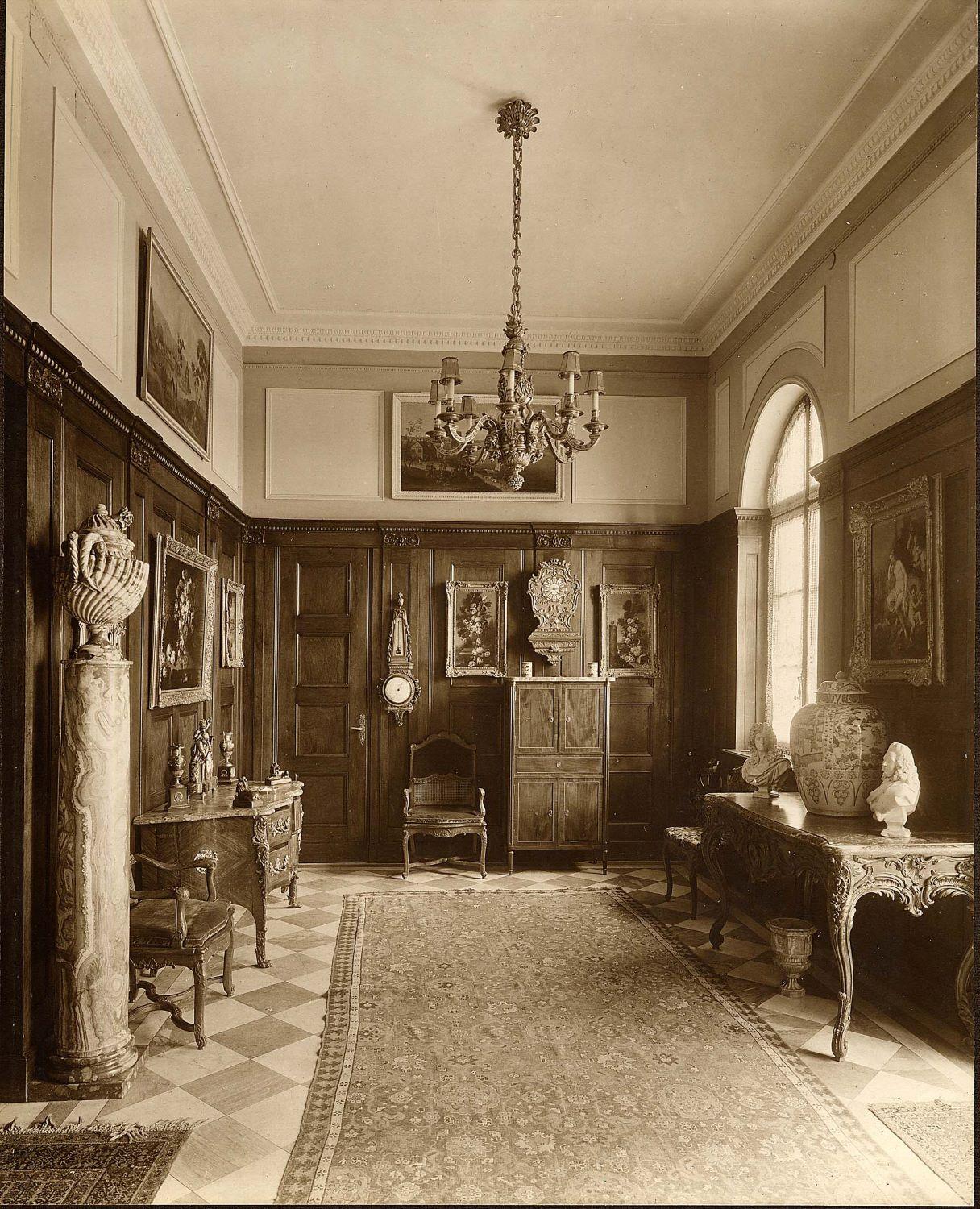 [Château de la Croix des Gardes à Cannes. Vue partielle du vestibule.], [années 1940 ?].