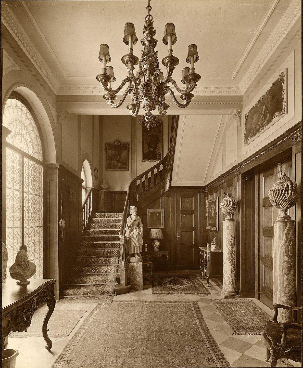 [Château de la Croix des Gardes à Cannes. Vue partielle du vestibule, avec au fond l'escalier.], [années 1940 ?].