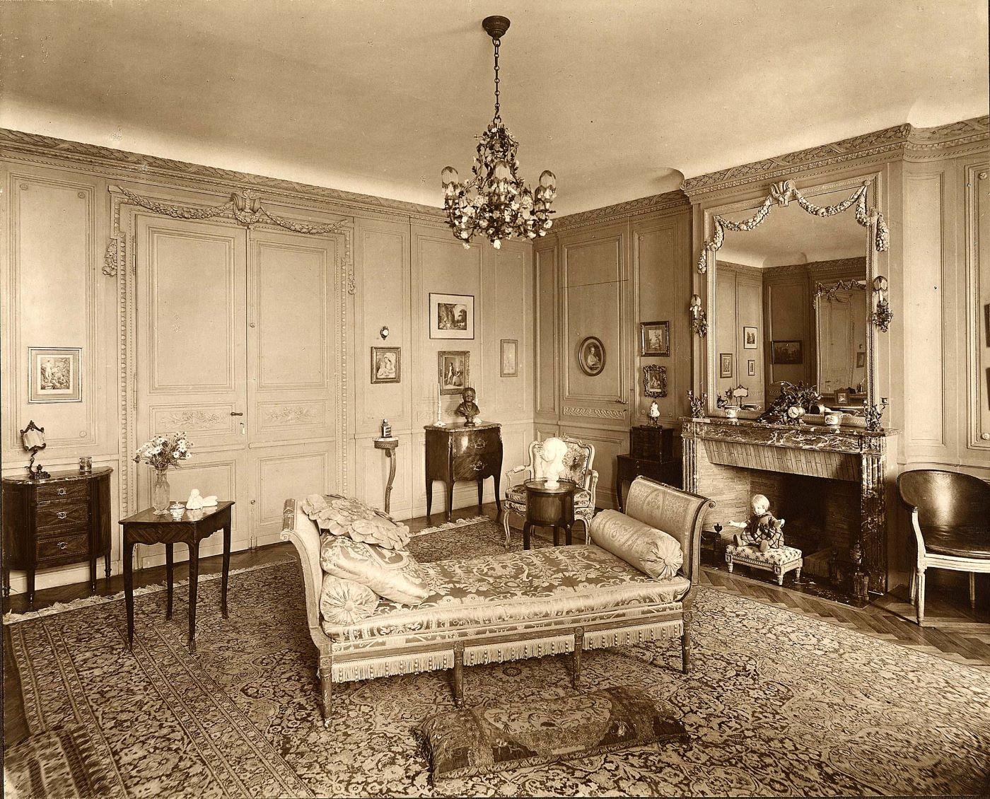 [Château de la Croix des Gardes à Cannes. Autre salon ou chambre.], [années 1940 ?].