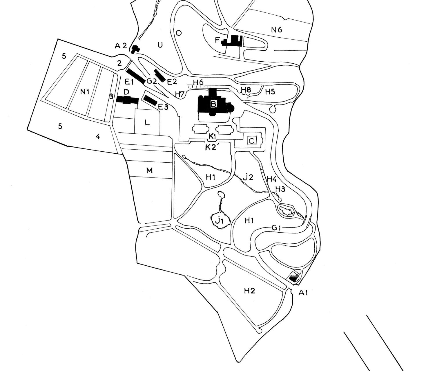 Plan schématique du jardin, état en 1900. A : entrées ; B : château ; C : nymphée ; D : dépendances ; E : serres ; F : maison du jardinier ; G : avenues ; H1,2, 5 : pelouses ou gazons ; H3 : magnolias ; H4,6 : tonnelle ; H7 talus et départ de l’escalier en rocaille ; H8 : grotte de rochers artificiels ; J1,2 : mare et fausse rivière ; K1 : terrasse ; K2 : cryptoportique ; L : tennis ; M : jardin régulier en terrasse ; N : enclos du jardin potager.