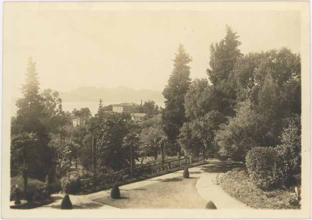[Villa Talabot. Vue partielle du jardin prise depuis le portique.], [vers 1950].