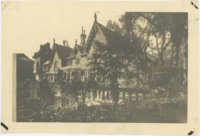 [Cannes, villa Victoria. Vue d'ensemble de la façade prise du sud-est.], [vers 1920].