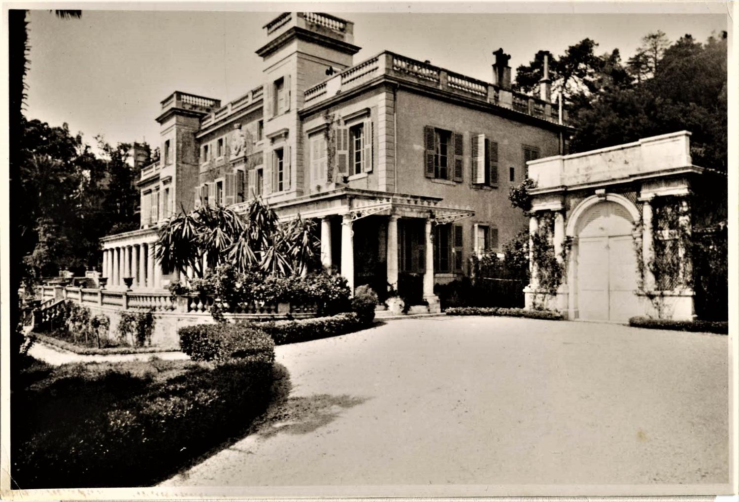 Villa Eléonore-Louise à Cannes. Vue de la façade sud prise depuis l'ouest de la terrasse, [années 1930 ?]. A droite, la maison du jardinier.
