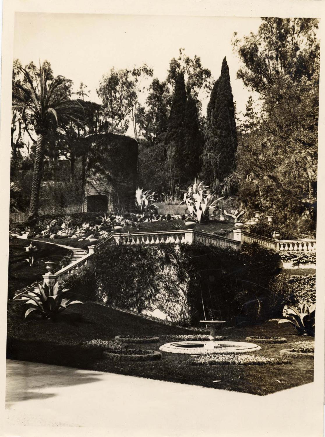 [Jardin de la villa Eléonore-Louis à Cannes. Escalier donnant accès à la partie nord du jardin. Au premier plan le jardin de Milady.], [années 1940-1950].