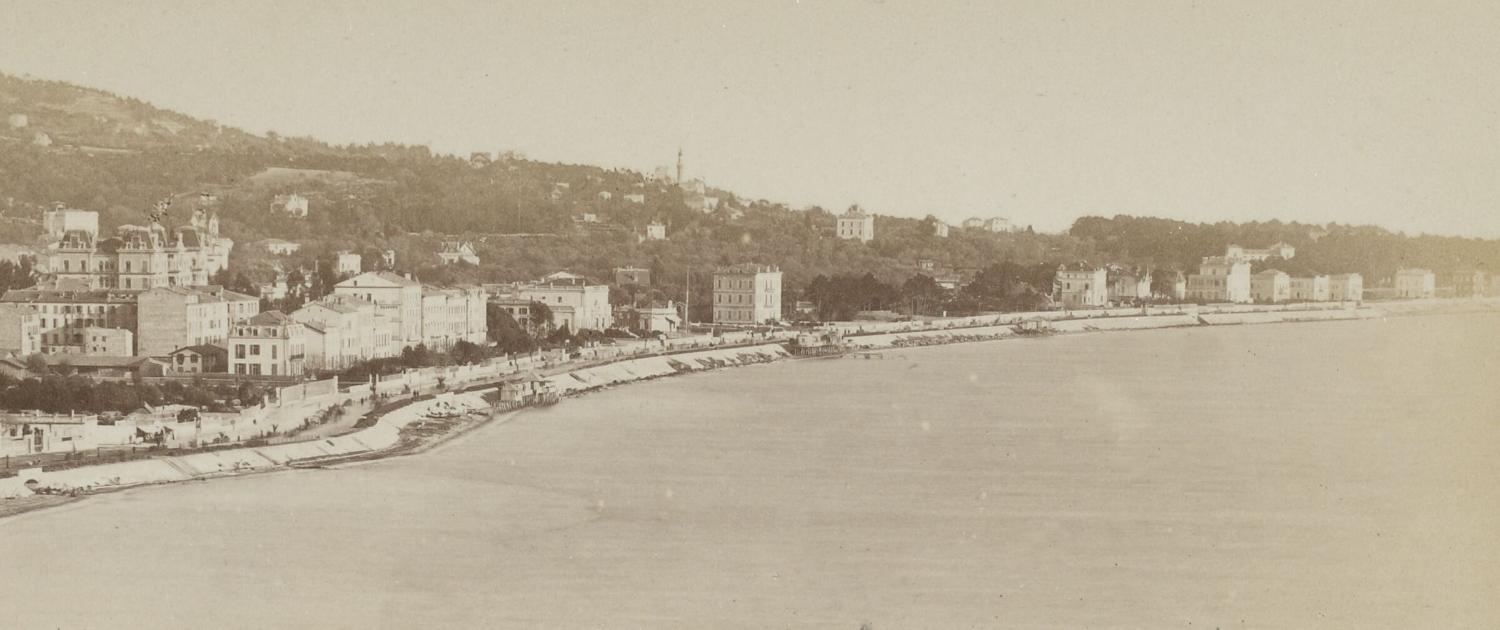 Cannes - La plage de la Croisette, 1876. Cette vue montre d'ouest en est les trois établissements Lambert, Caraveu et Bottin.