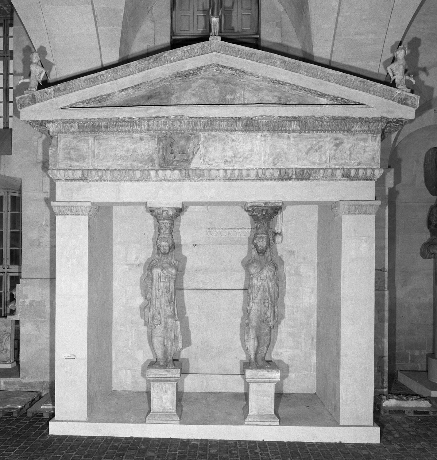Moulage de la façade du trésor de Syphnos conservé au musée du Louvre. Dist. GrandPalaisRmn / Daniel Lebée/Carine Deambrosis. https://collections.louvre.fr/ark:/53355/cl010270638