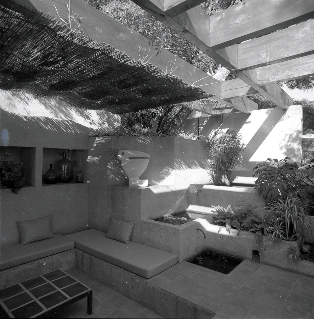Terrasse du 1er étage de soubassement, à l'est du séjour.