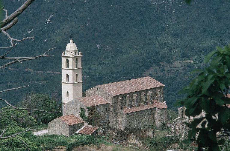 Vue d'ensemble de trois quarts arrière droit.