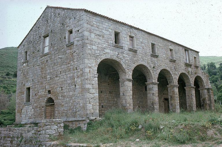 Vue d'ensemble de trois quarts.